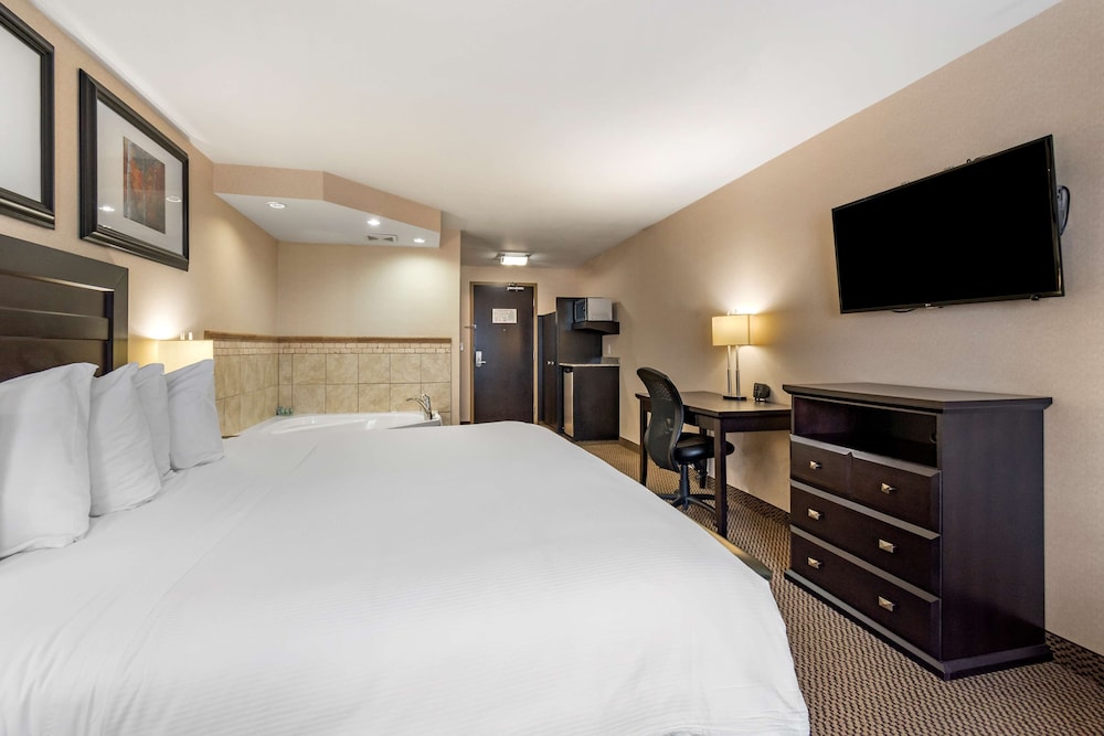 Suite, King Bed, Jetted Tub