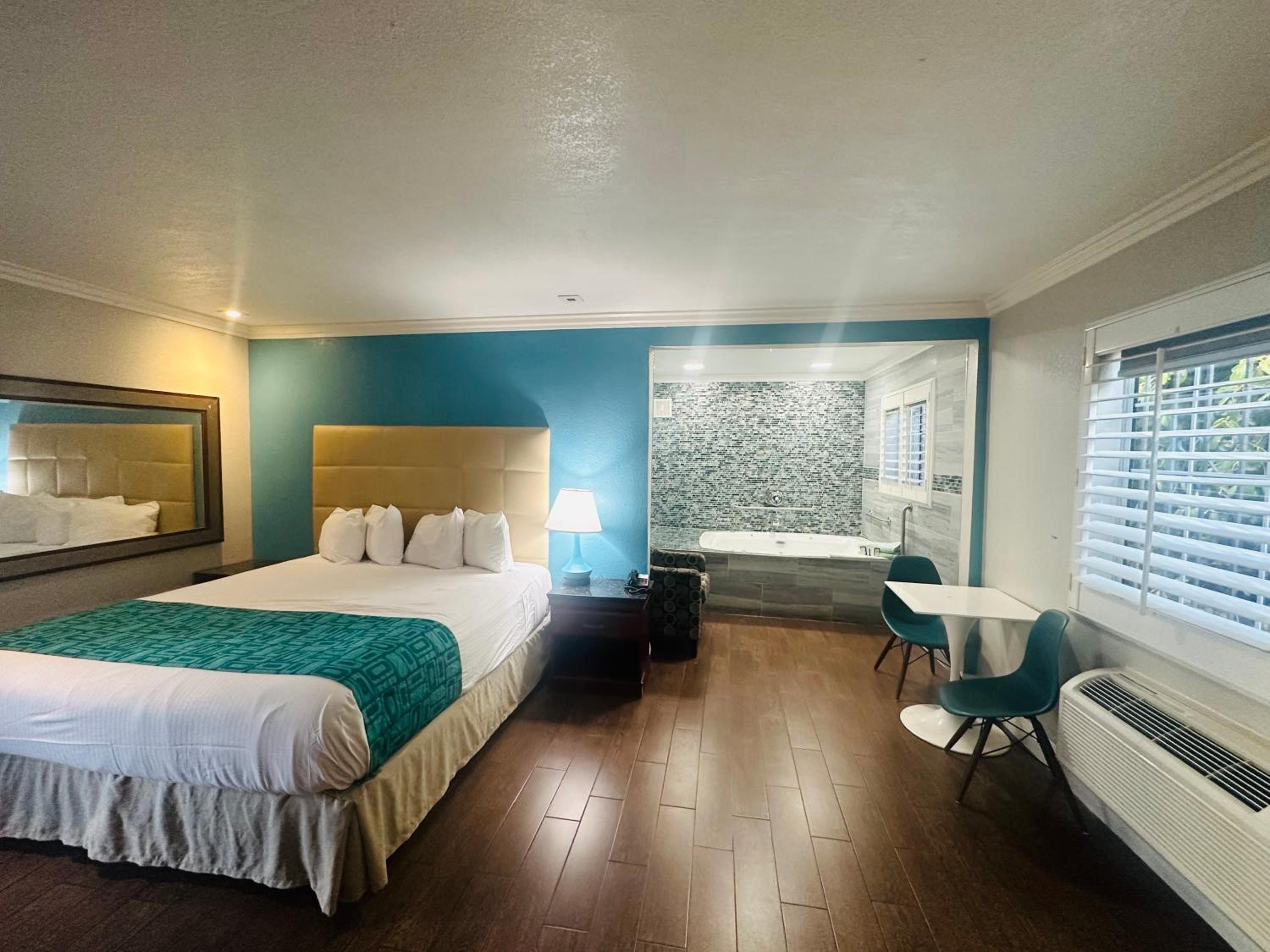 Suite, King Bed, Hot Tub
