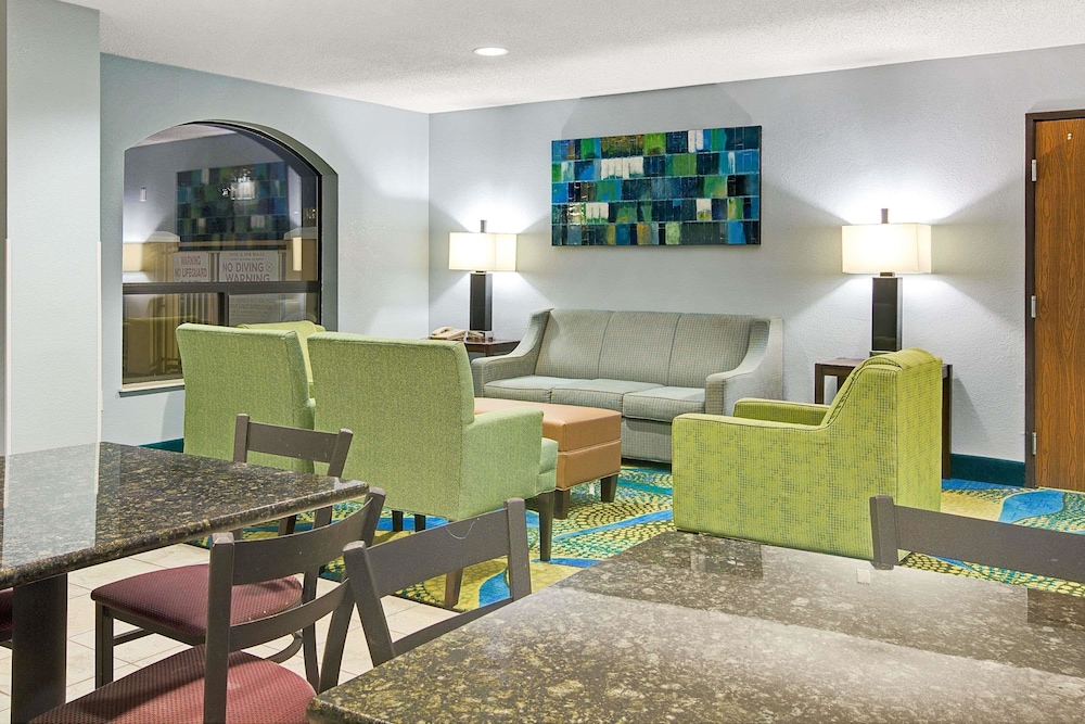 Days Inn by Wyndham Dallas Garland West 19/23