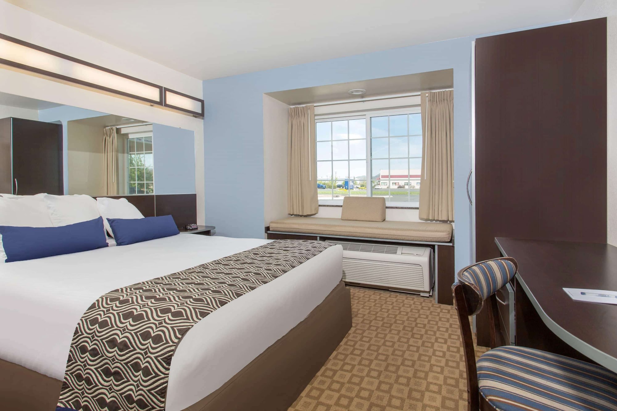 غرفة قياسية بسرير كوين، Microtel Inn Suites Klamath Falls 5/10