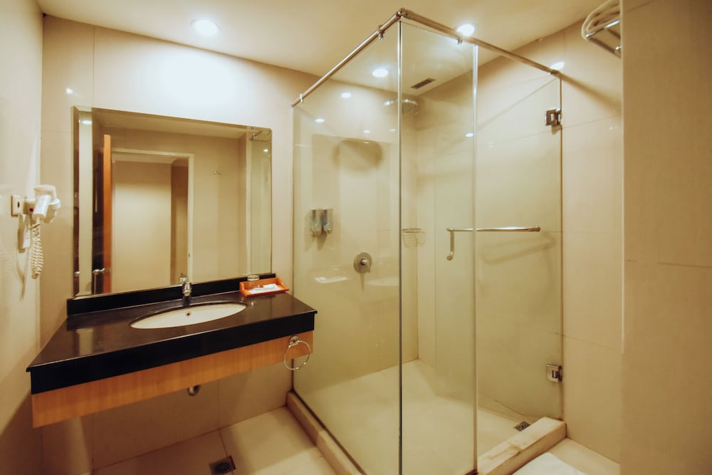 Surabaya Suites Hotel Powered by Archipelago 66/66
