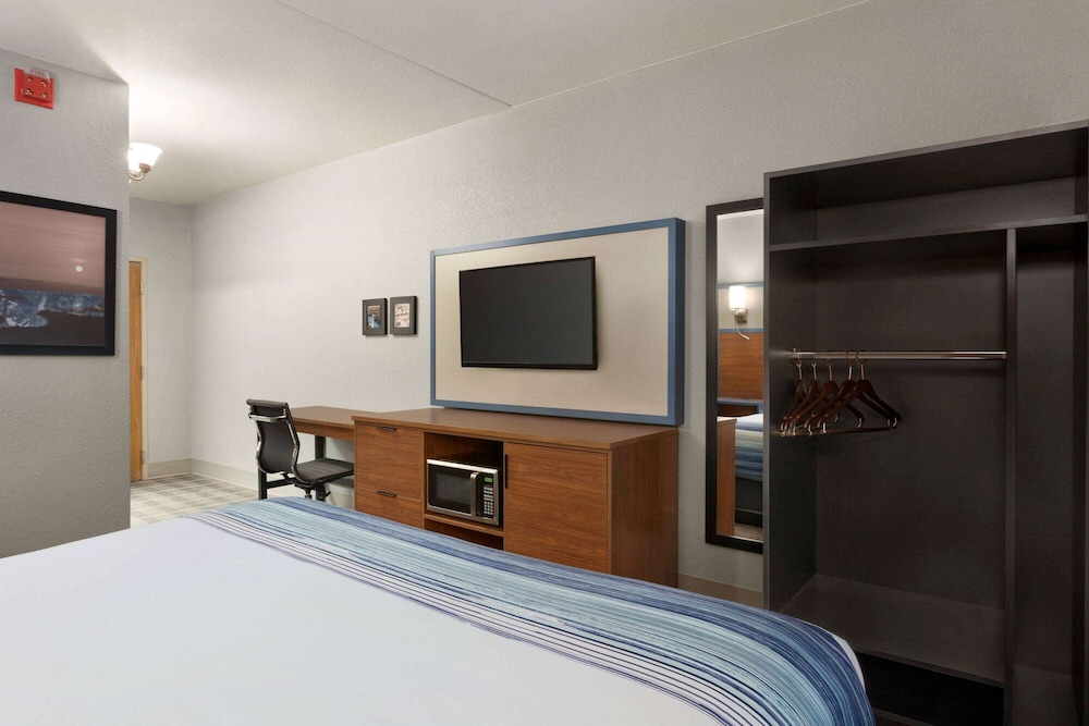 AmericInn by Wyndham Branson and Conference Center 31/62