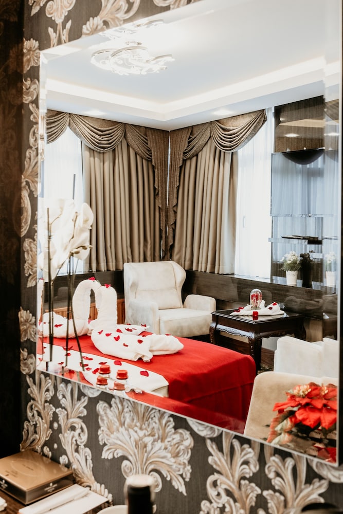 Grand Lark Otel 24/50