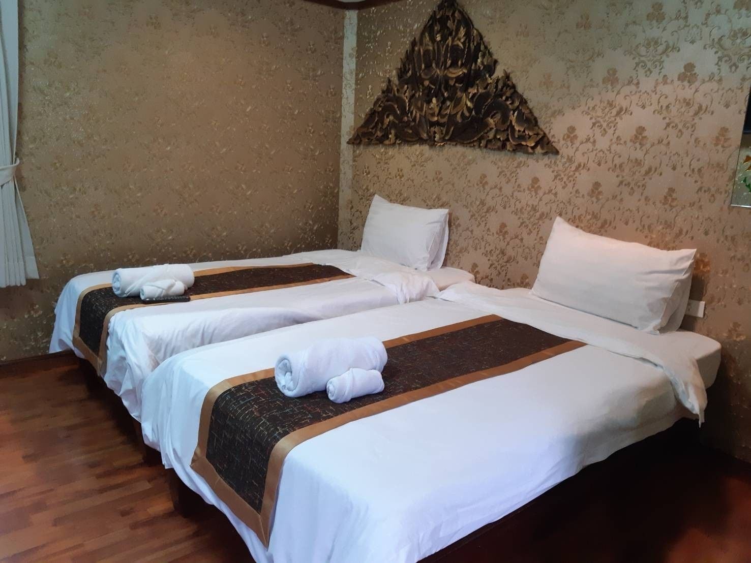 SUPERIOR, TWIN BEDS, POOL ACCESS