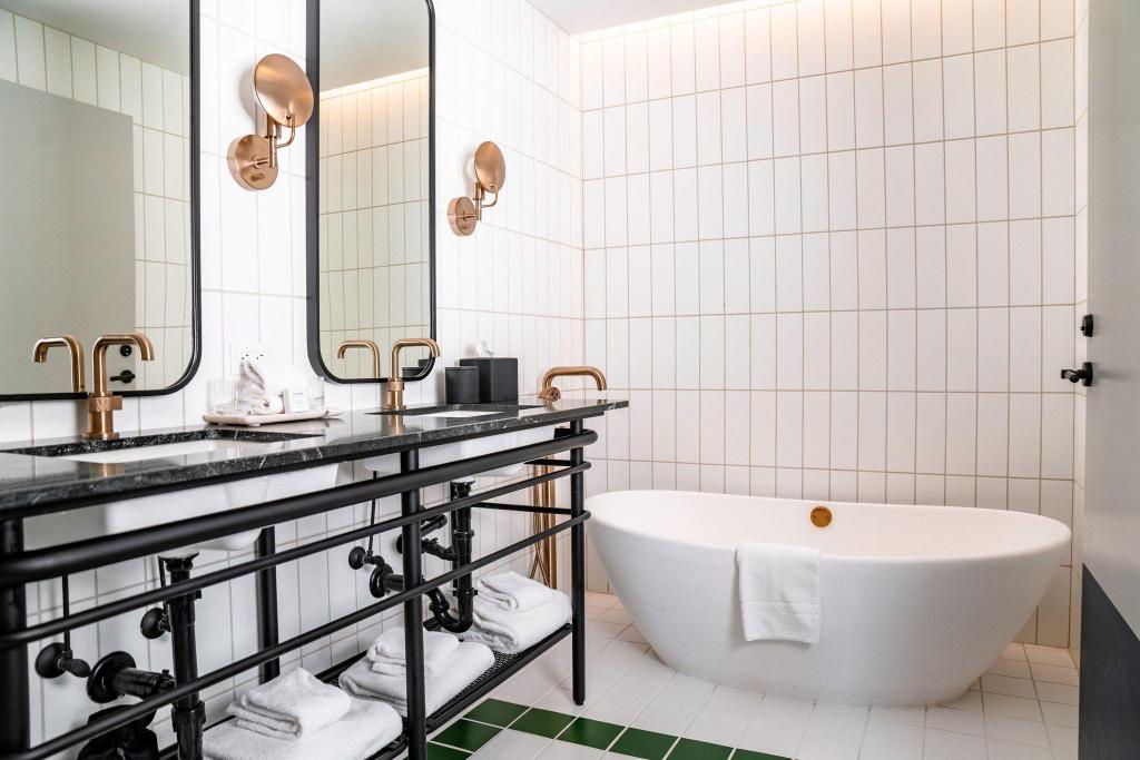 1 Bedroom, Suite, King Bed, City View, Woodlark Hotel Portland, a Tribute Portfolio Hotel 3/3