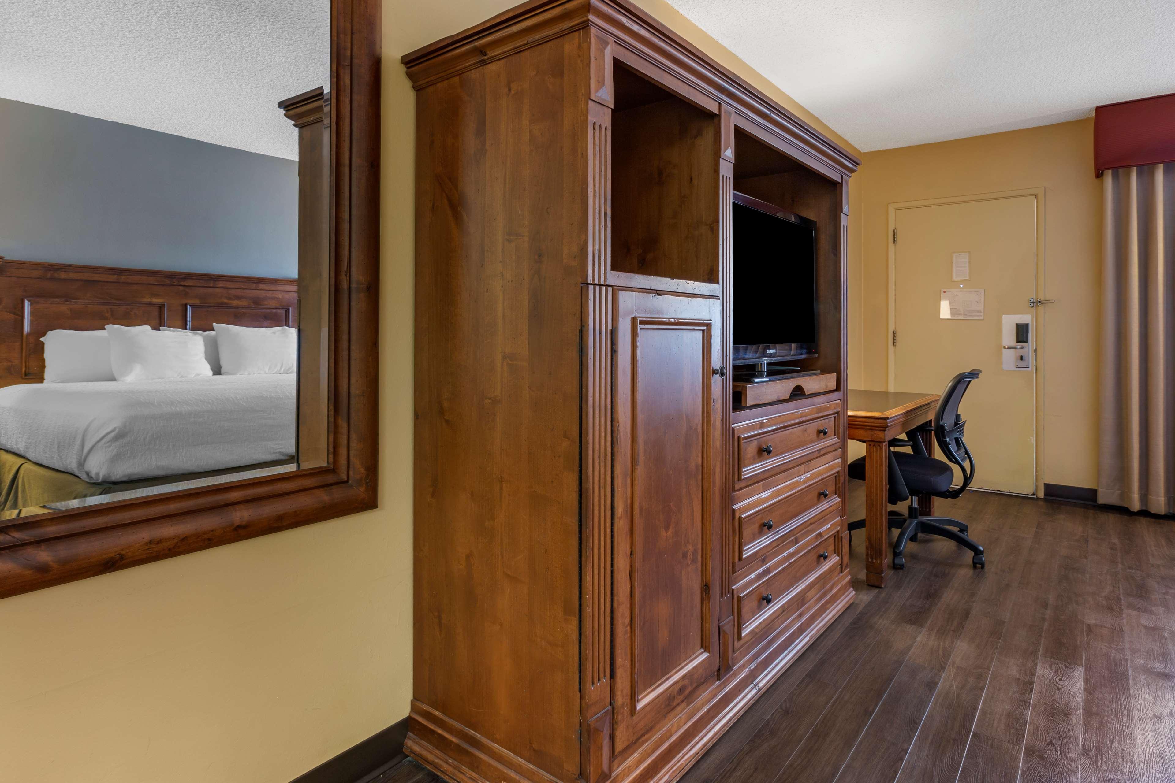 غرفة بسرير مزدوج، Best Western Plus King's Inn & Suites 5/9