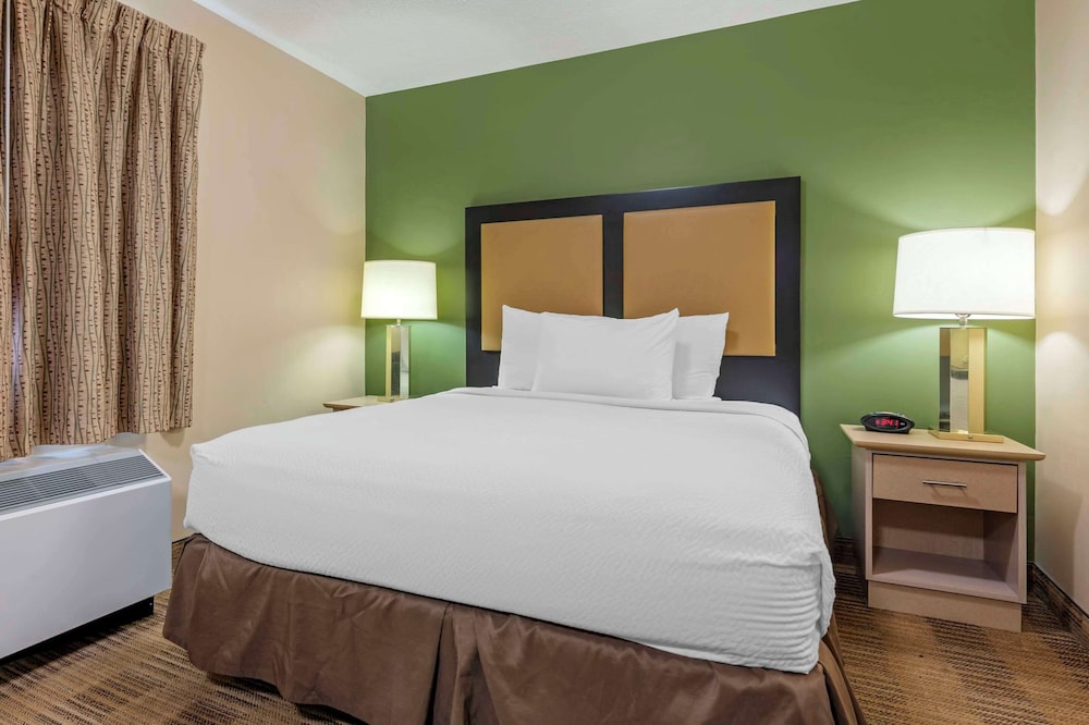EFFICIENCY, QUEEN BED, SOFA