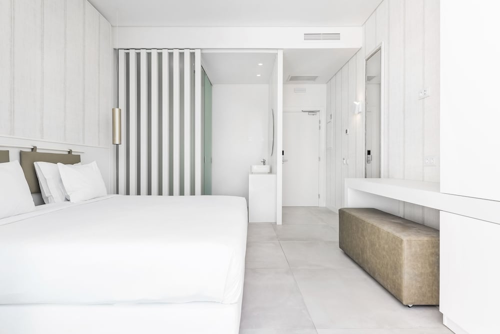ROOM, TWIN BEDS