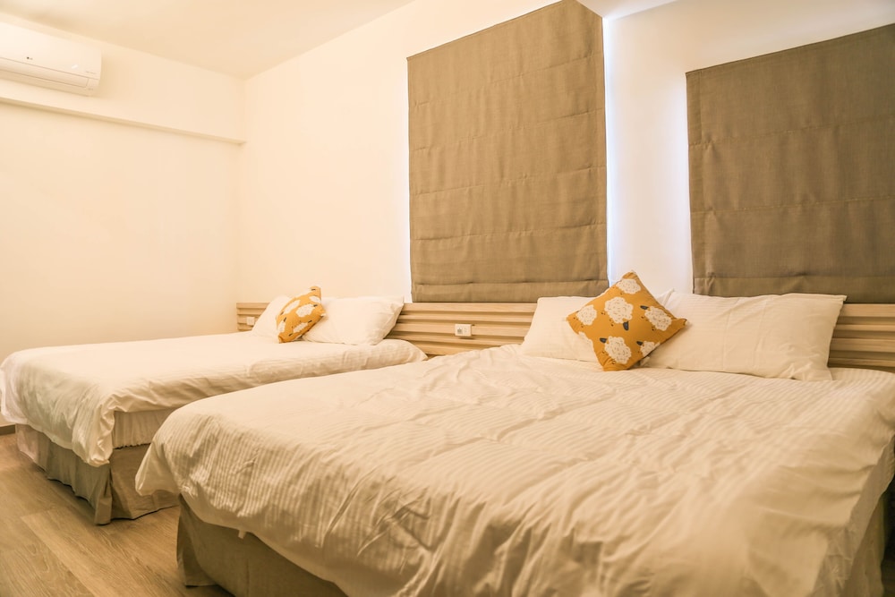 COMFORT, QUADRUPLE, 2 QUEEN BEDS, CITY VIEW