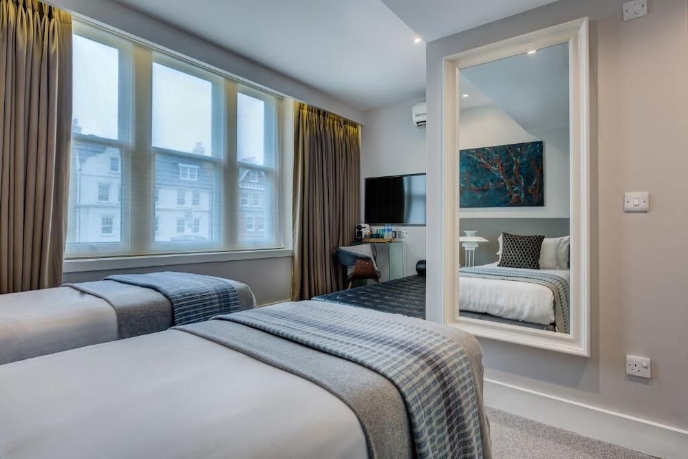 ROOM, TWIN BEDS