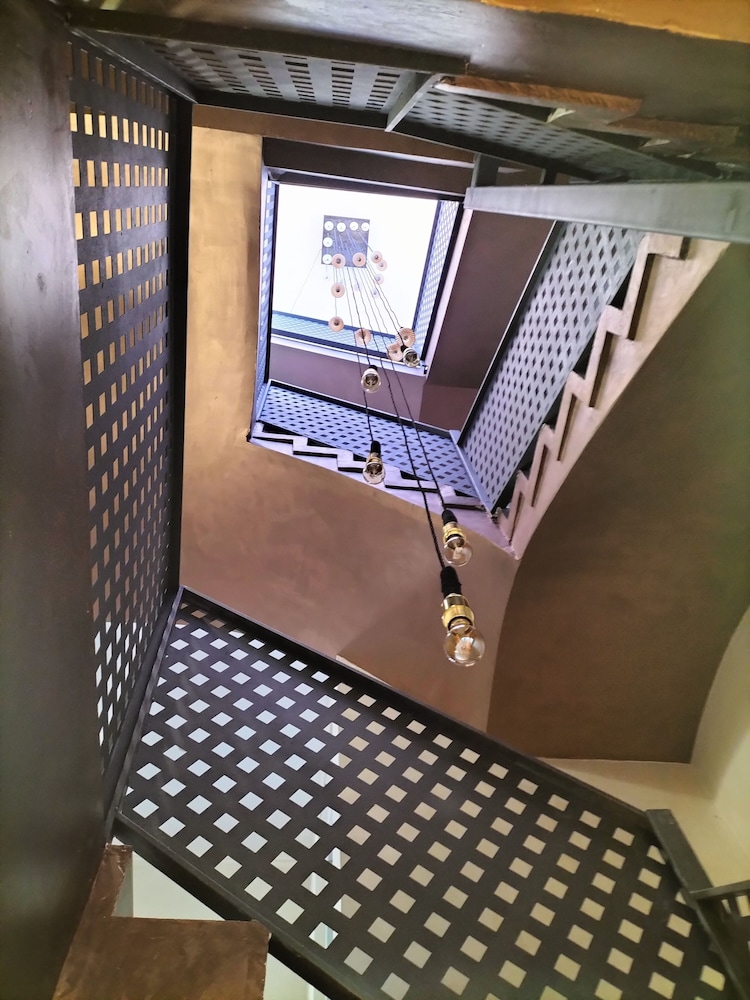Hotel 153 5/71