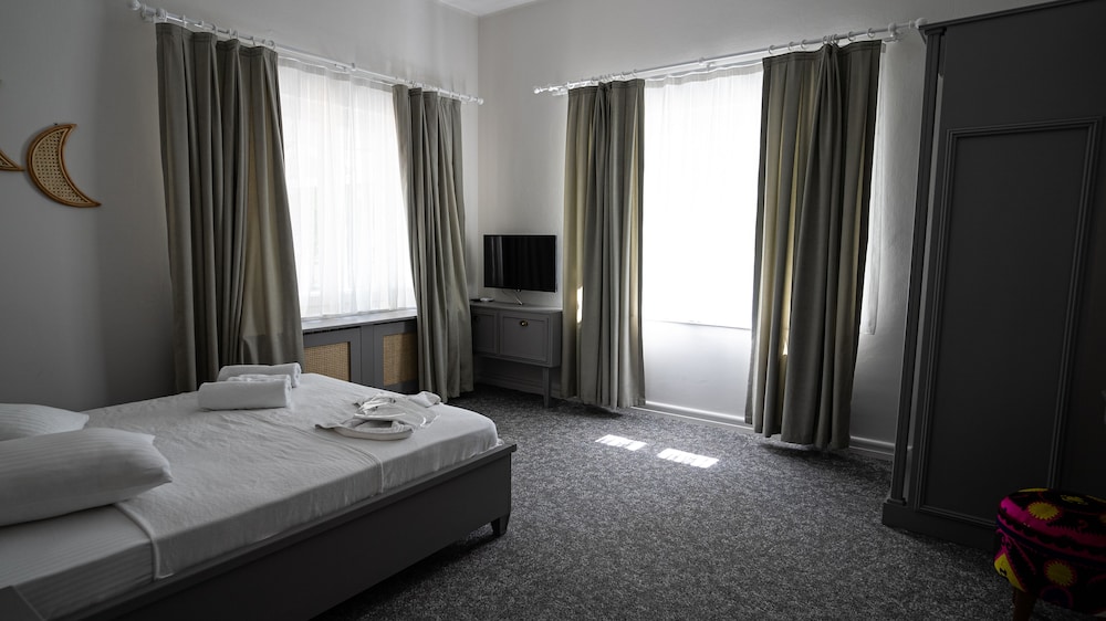 Ece Suites Apart 8/50