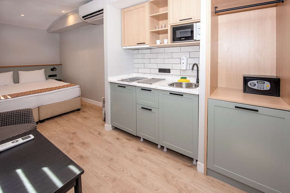 B Guest Hotel 33/66
