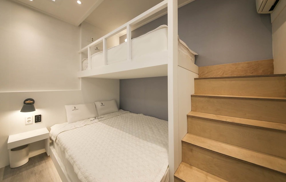 DESIGN, TRIPLE, 1 QUEEN AND 1 SINGLE BED