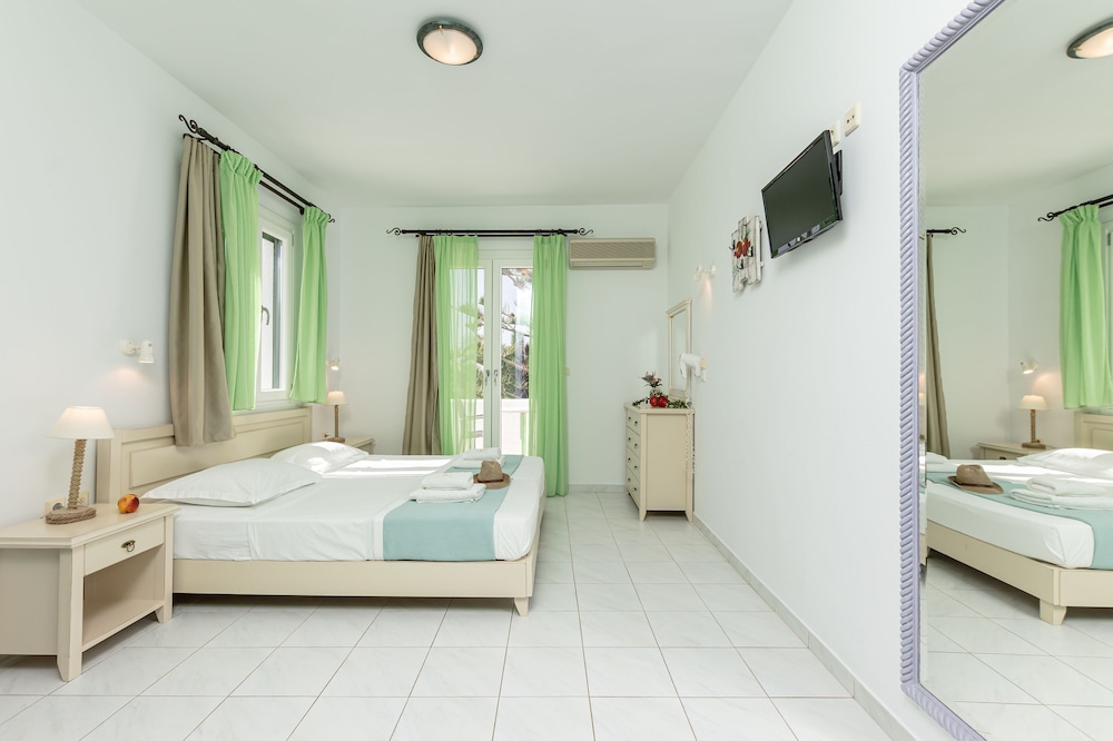 ROOM, DOUBLE BED, KITCHENETTE