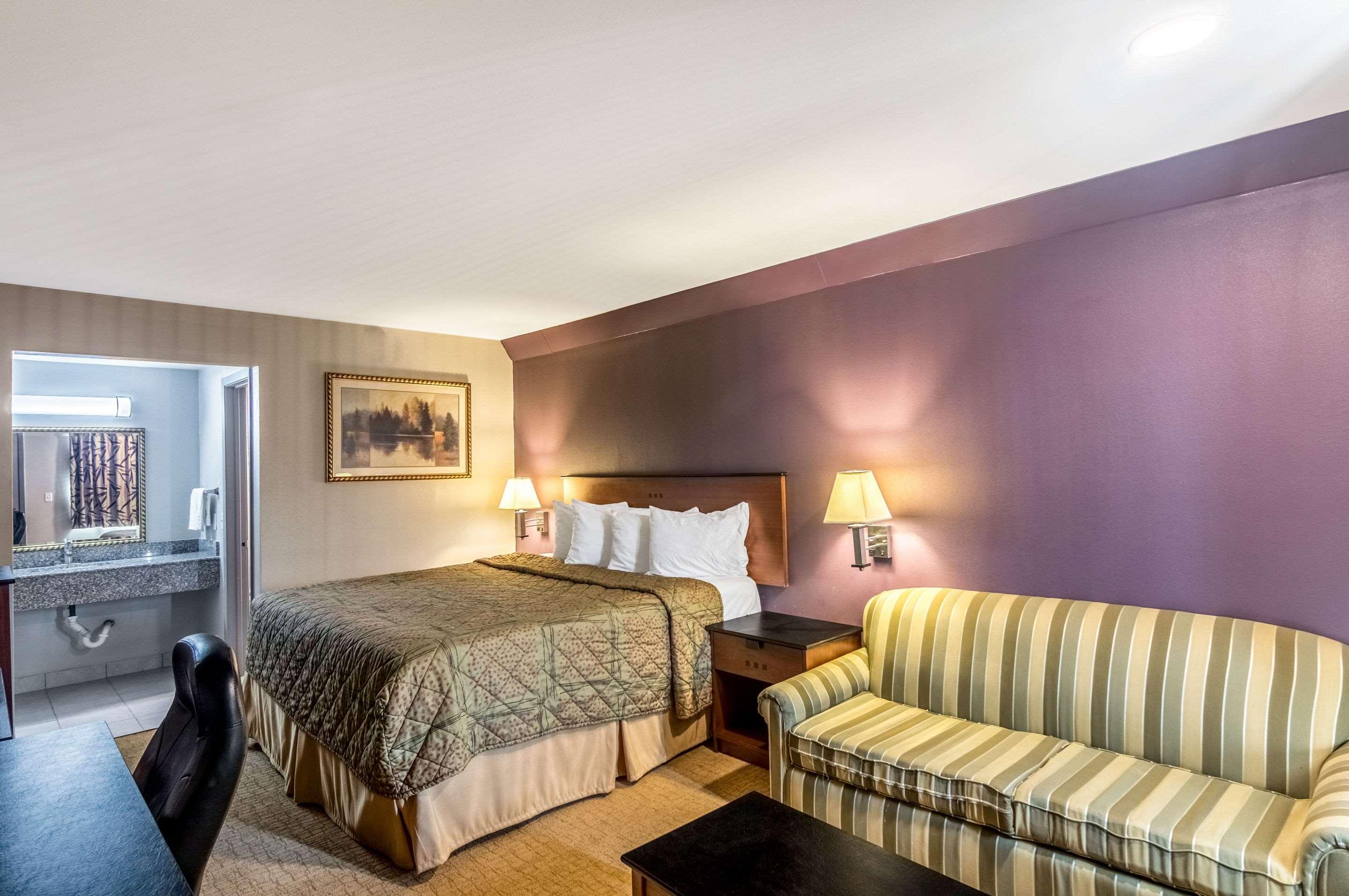 ROOM, KING BED