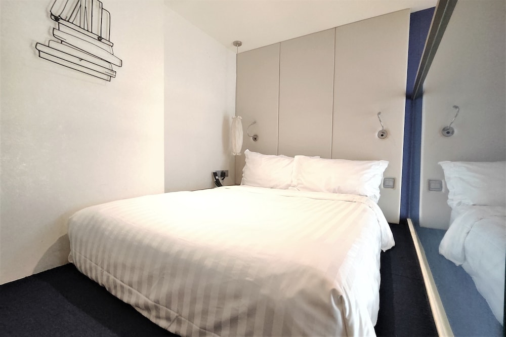 LOFT, EXECUTIVE, QUEEN BED, SOFA