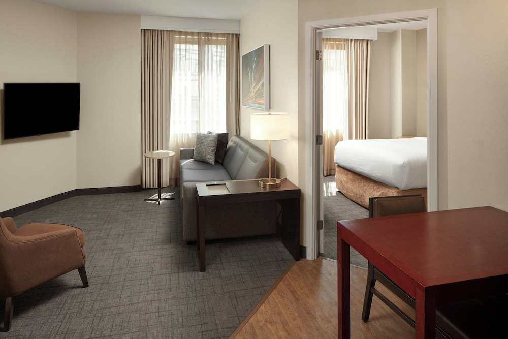 جناح بسرير كينج بغرفة نوم واحدة مع أريكة، Residence Inn by Marriott Arlington Courthouse 4/7