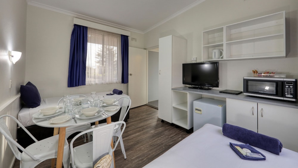HAMILTON HUME MOTOR INN YASS 13/26