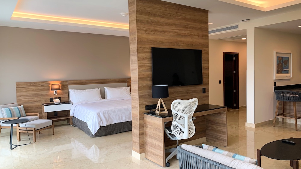 Holiday Inn and Suites Puerto Vallarta Marina and Golf 30/78