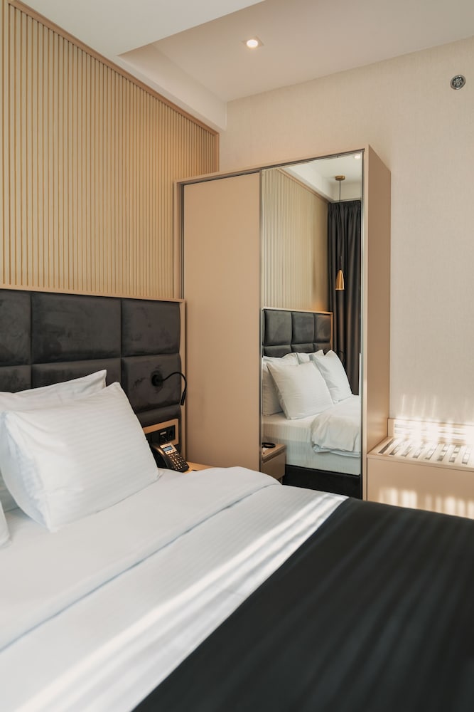 Hotel Monday 27/63