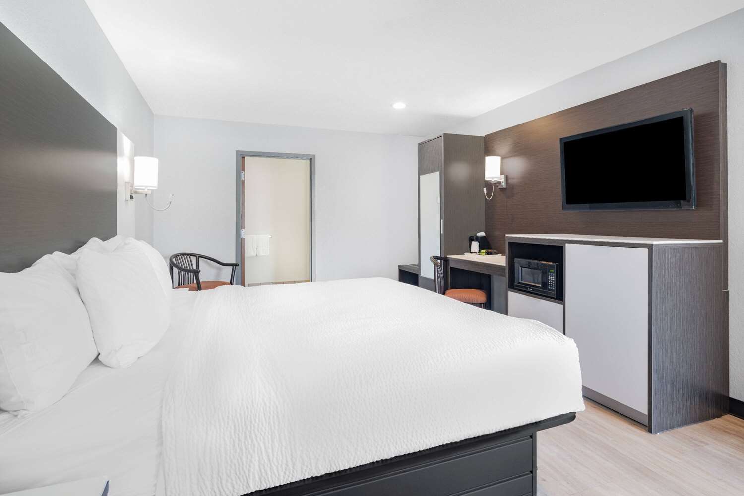Days Inn and Suites By Wyndham Niagara Falls/Buffalo 17/40