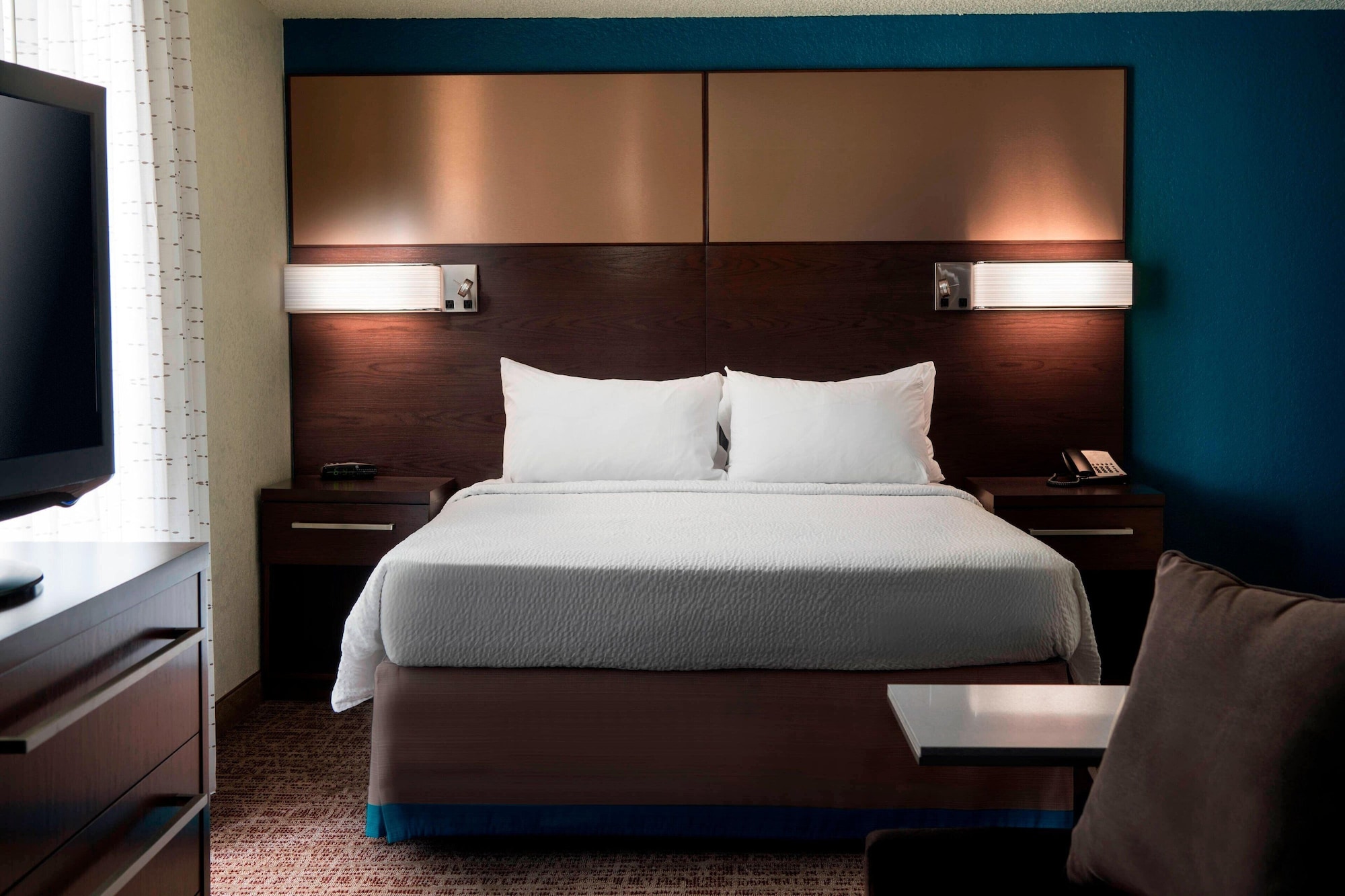 Studio, Queen Bed, Sofa