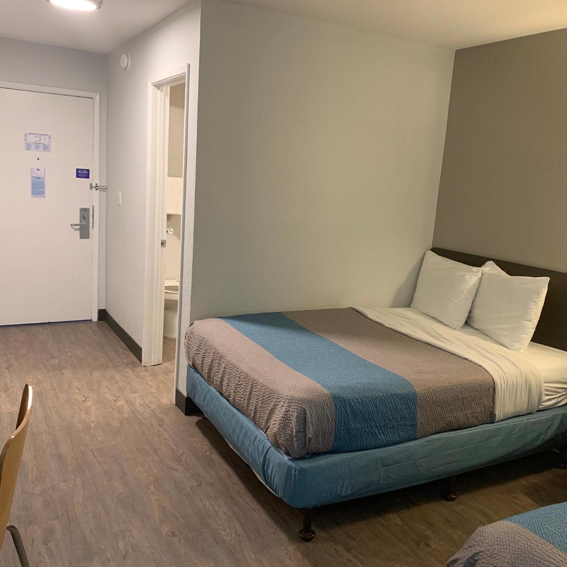 2 FULL BEDS NON-SMOKING, MICFRIDGE