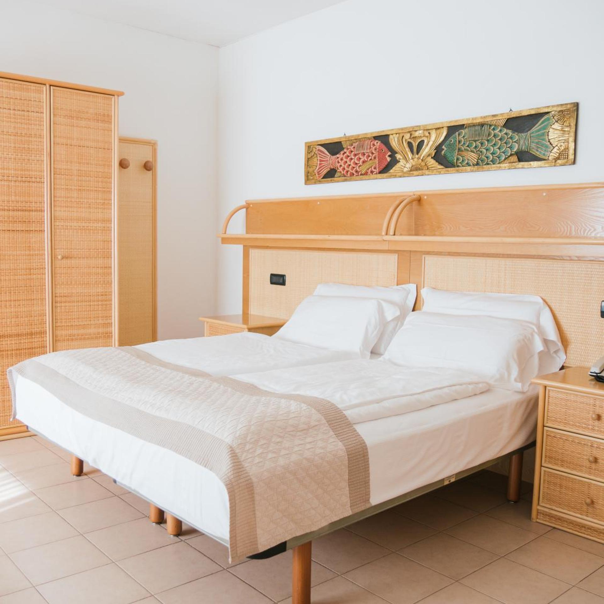 Deluxe, Double Bed, Lateral Side Sea View