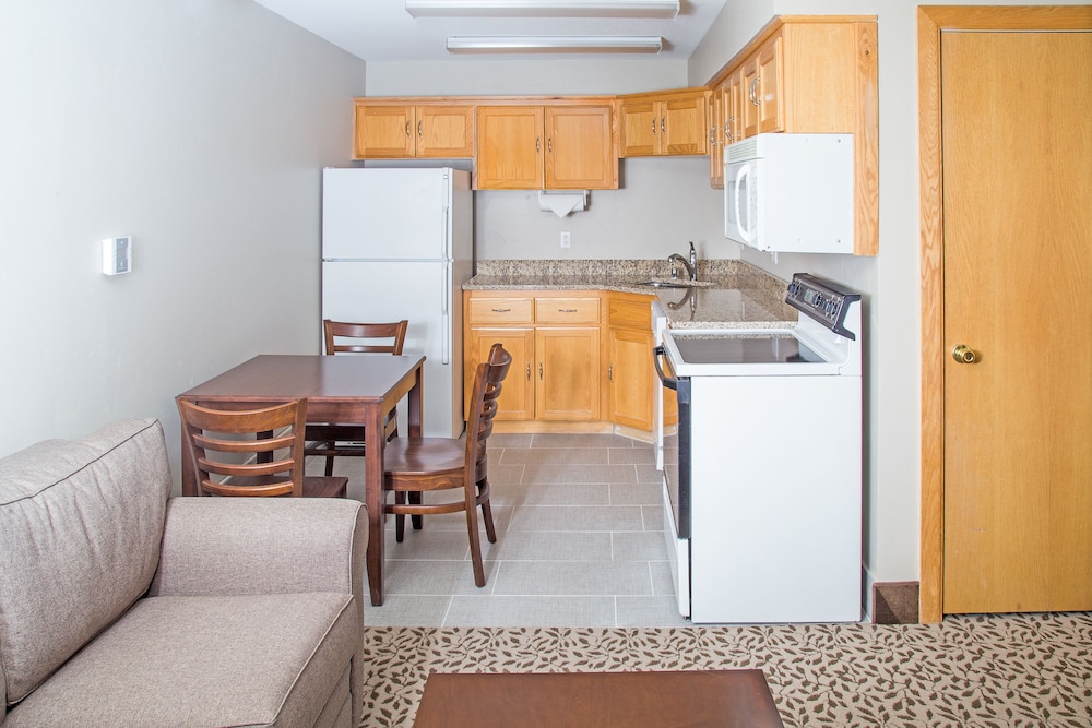 Gray Wolf Inn And Suites 48/67