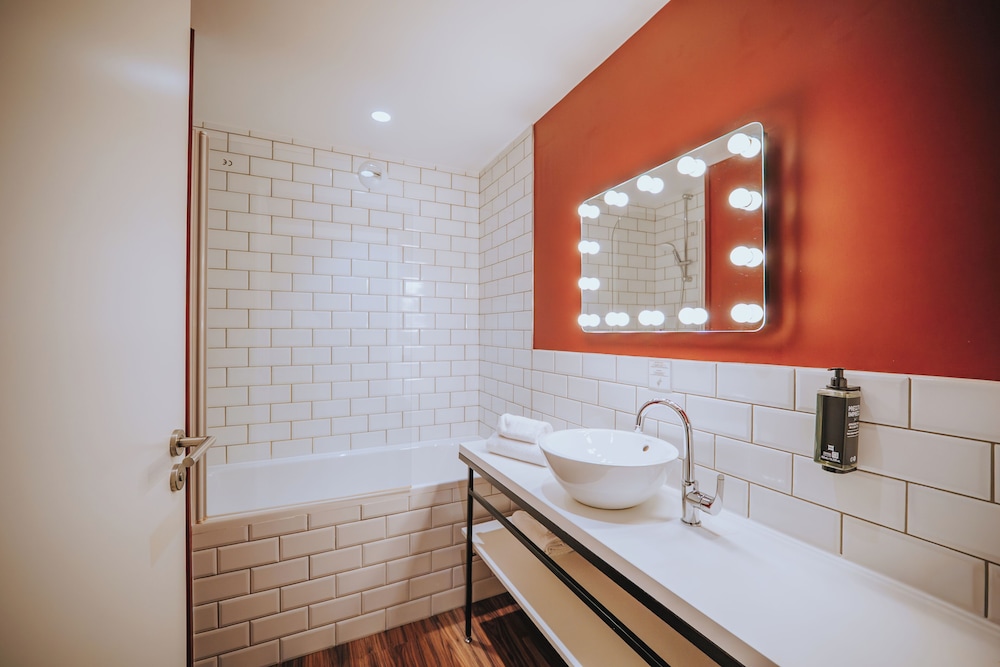 غرفة تنفيذية بسرير مزدوج مع أريكة، ibis Styles Lens Centre Gare 10/10