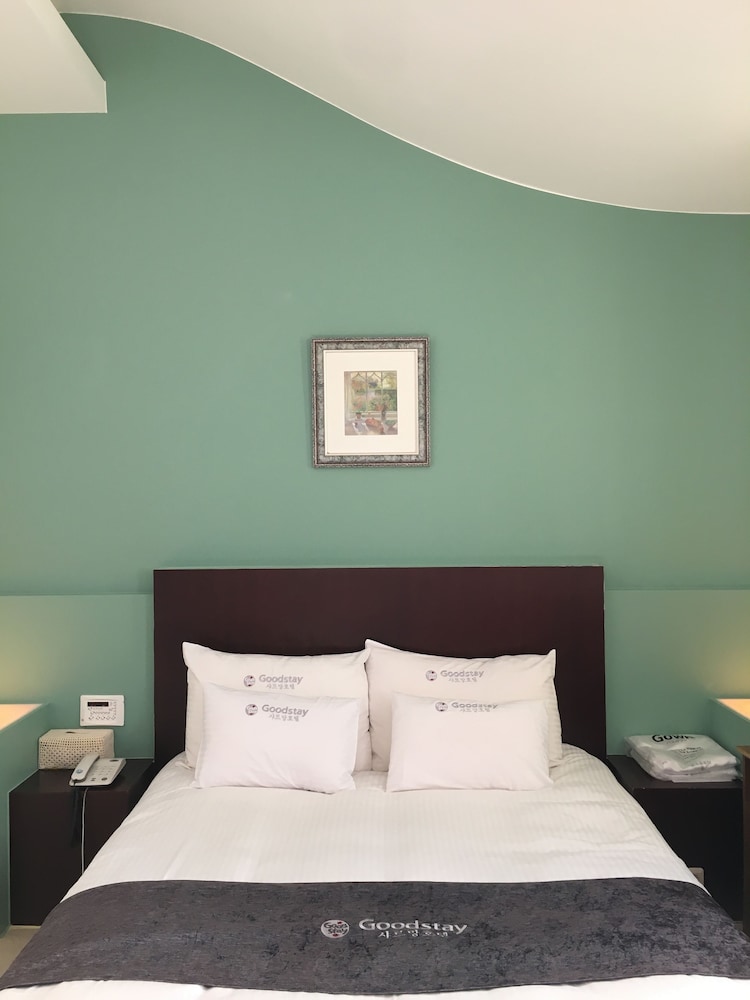 Charmant Hotel 8/24