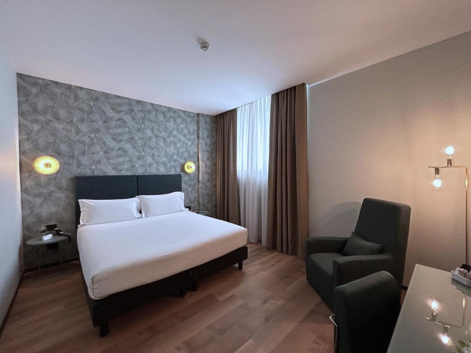 Room, Double or Twin Bed