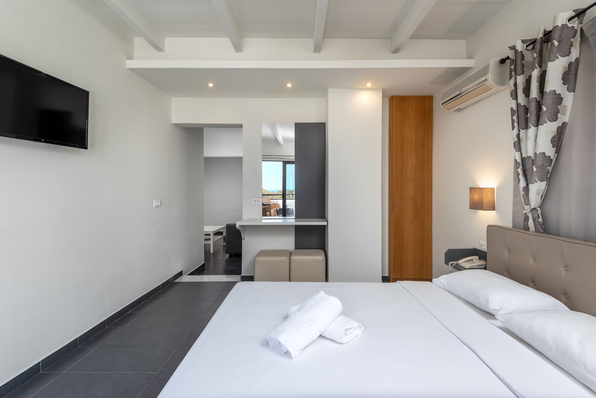 Panoramic, Suite, Queen Bed, Sofa, Outdoor Jetted Tub