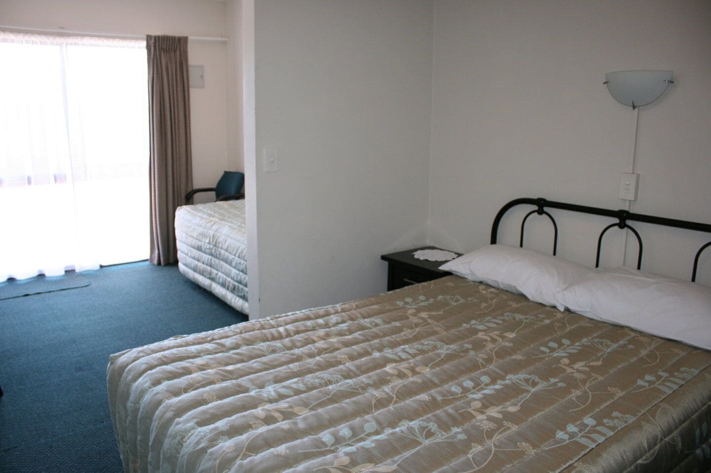 ROOM, TWIN BEDS