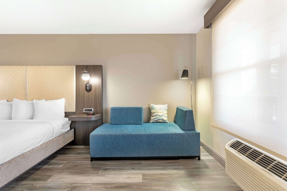Standard, King Bed, Accessible, Best Western Marina State Beach 2/8