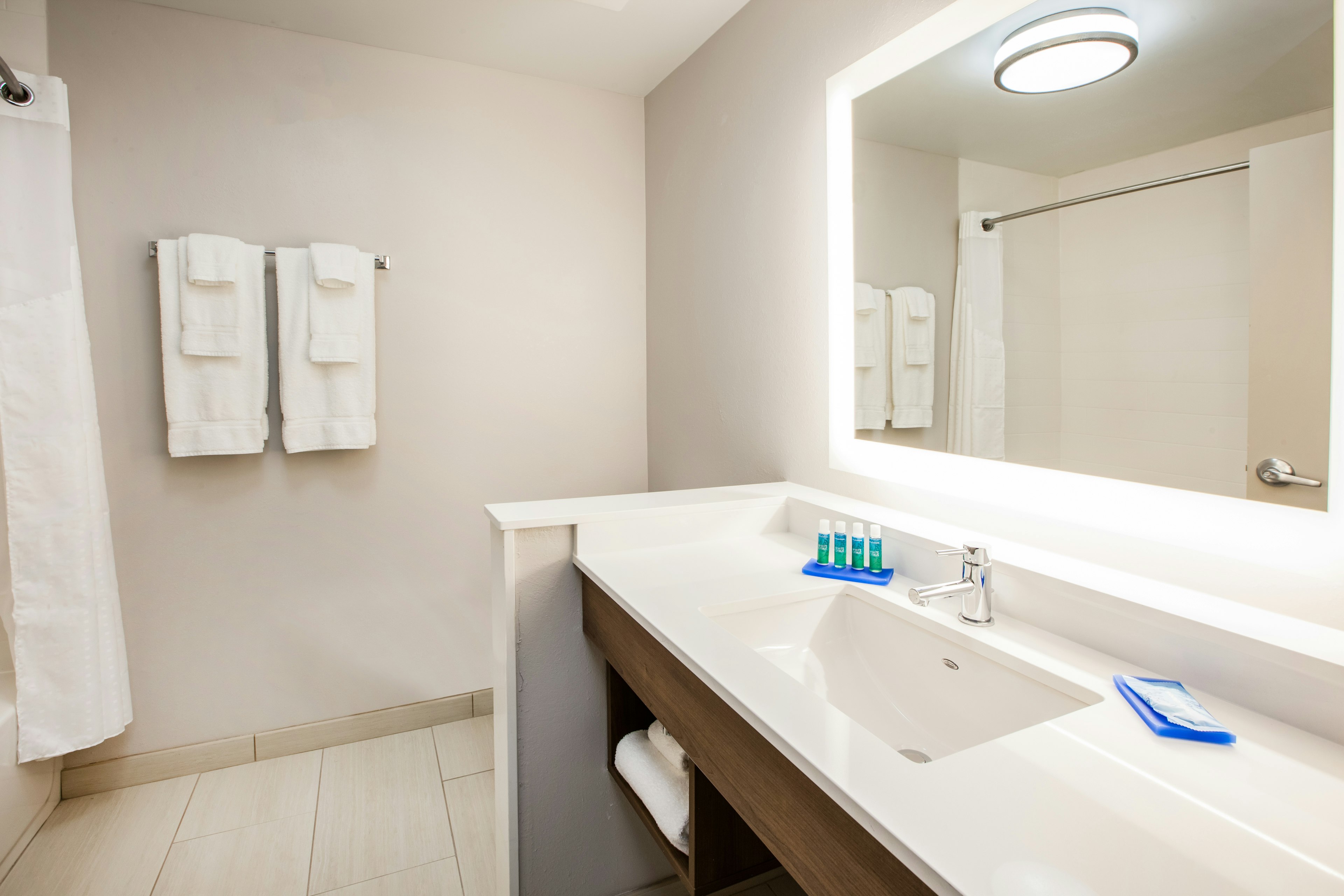 Holiday Inn Express Hotel Suites Murray 22/23
