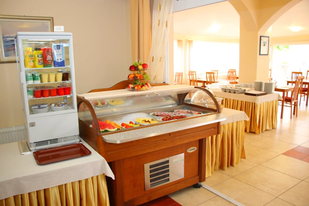 restaurant cafeteria