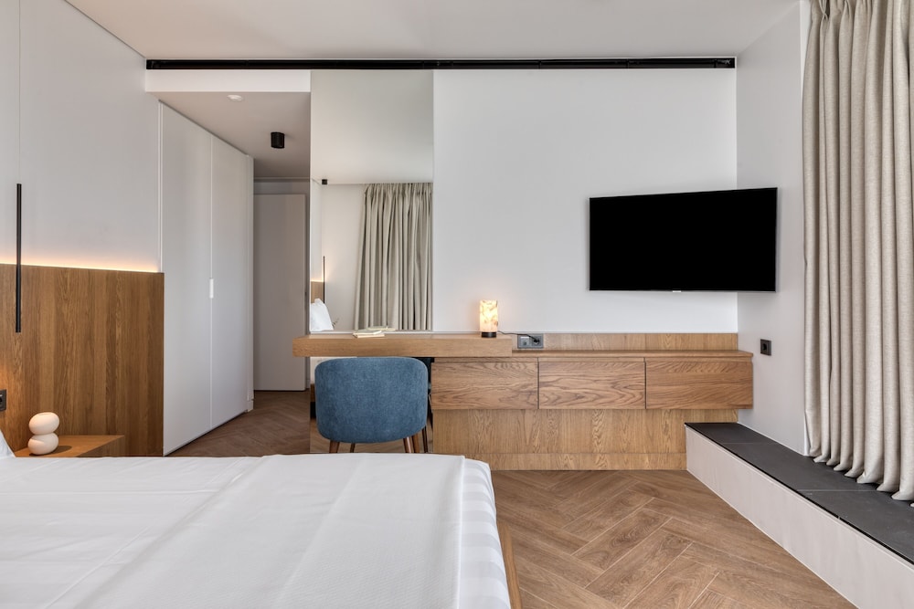 SUPERIOR, DOUBLE BED, CITY VIEW
