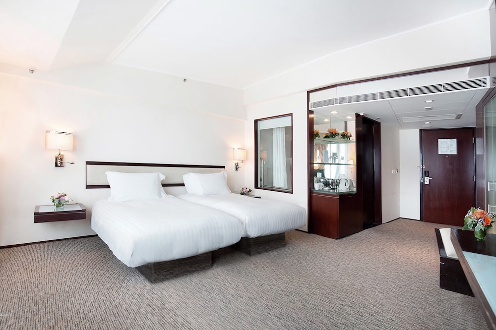Regal Airport Hotel 27/67