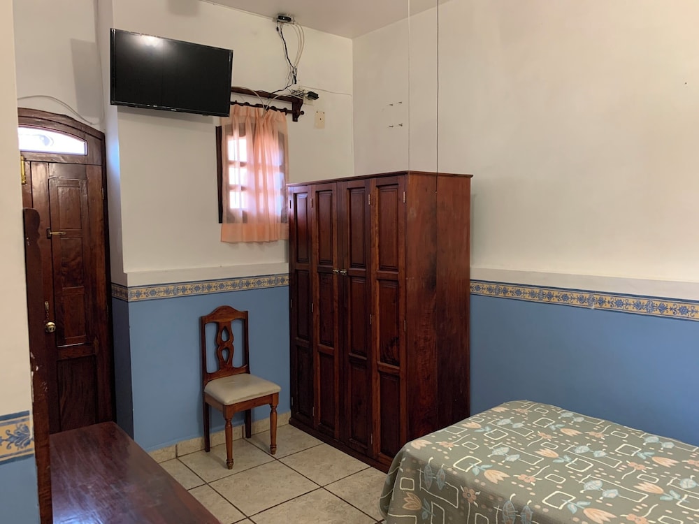 OYO Hotel Real De Cortes 7/28