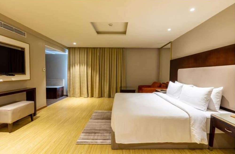 DELUXE, DOUBLE BED