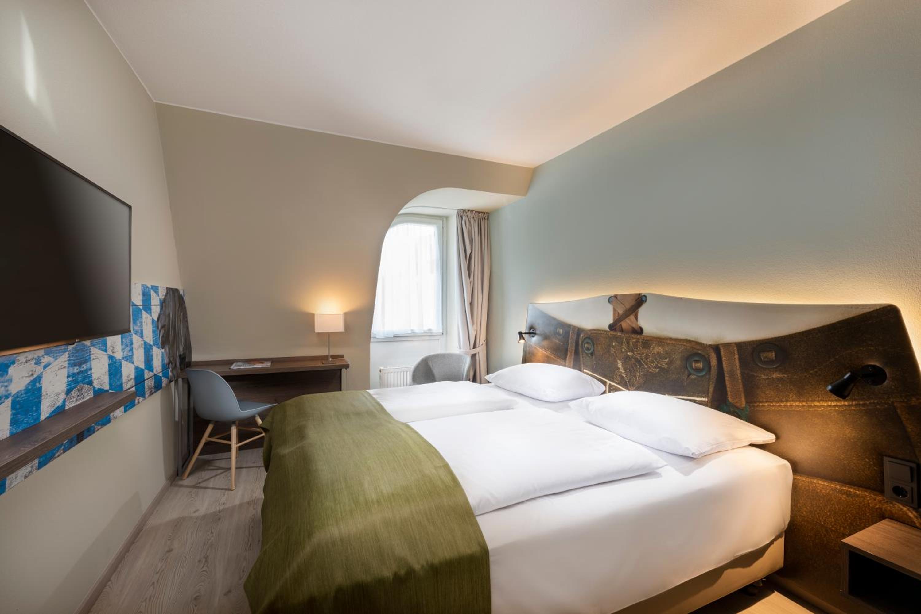 Standard, King Bed, Ibis Styles Rosenheim 2/8
