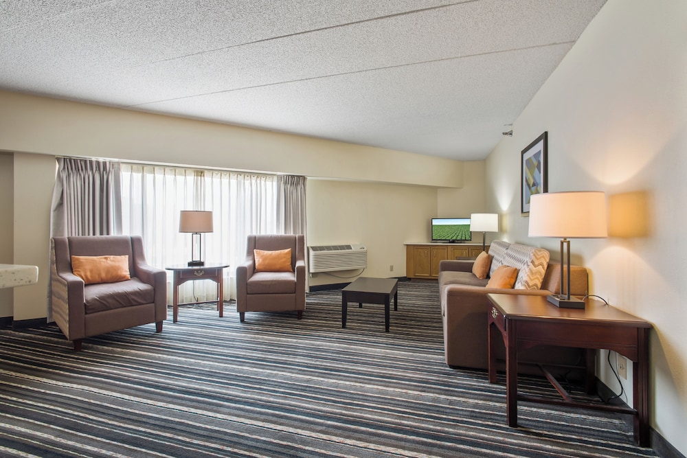 Crossroads Hotel Huron Event Center 26/50