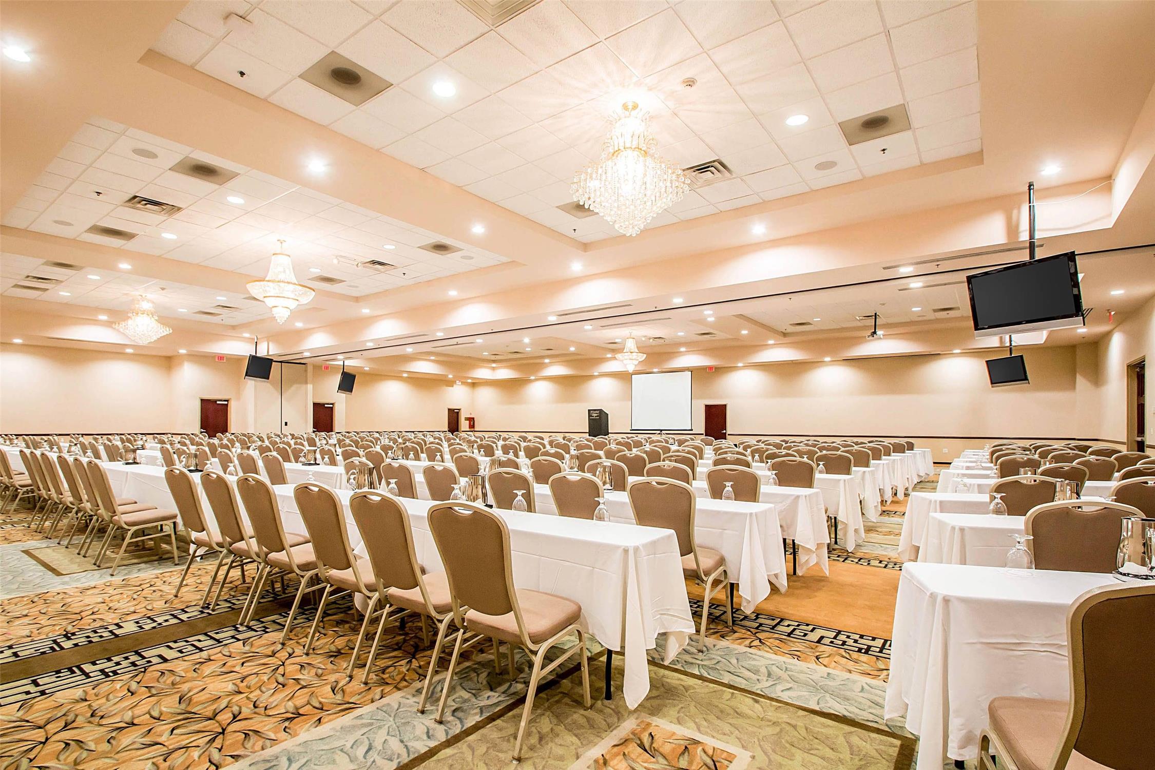 Clarion Inn Elmhurst - Oak Brook near I-88, I-290, I-294 37/43