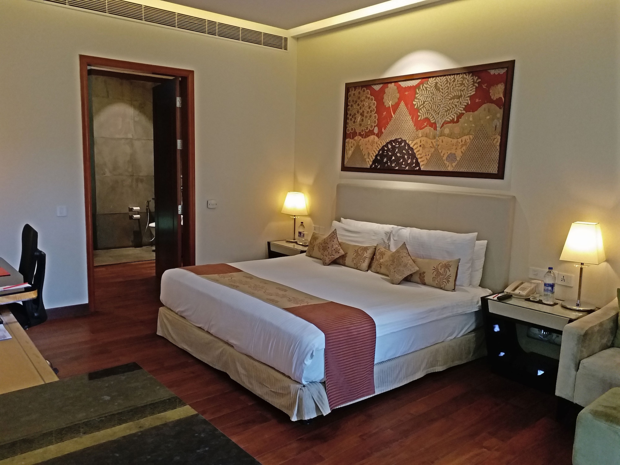 غرفة فاخرة بسرير كينج بإطلالة على الفناء، Taj Damdama Lake Resort & Spa, Gurugram 3/9