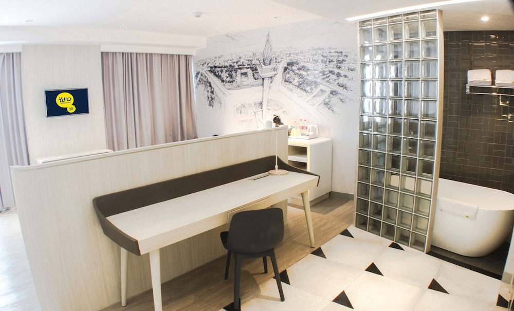 Lobby at Yello Hotel Harmoni Jakarta, JAKARTA