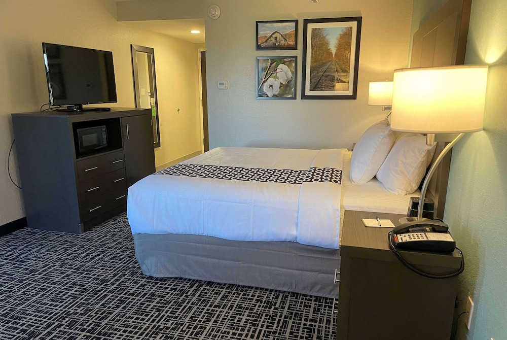 La Quinta Inn and Suites by Wyndham Jonesboro 10/26