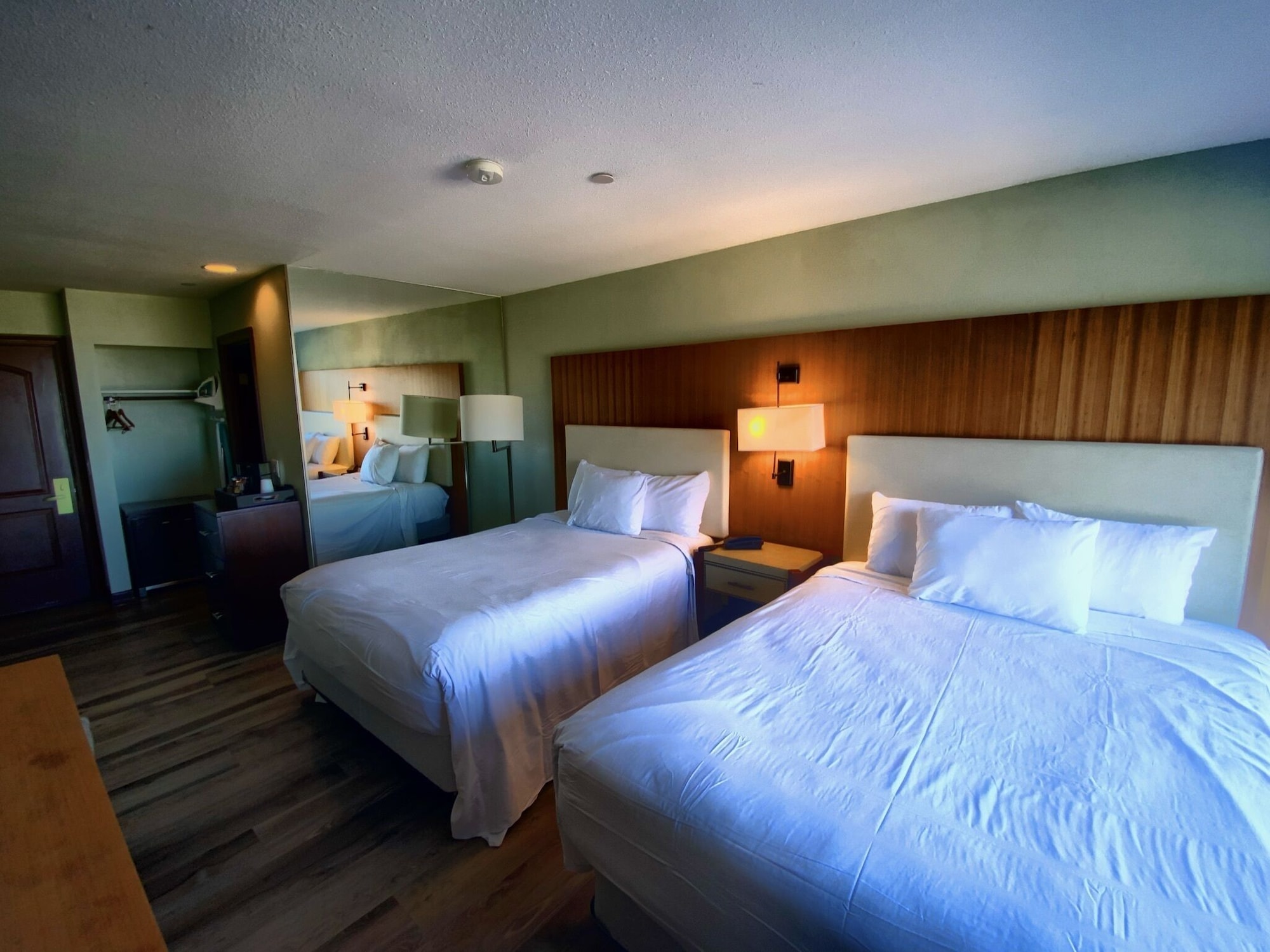 STANDARD, 2 QUEEN BEDS