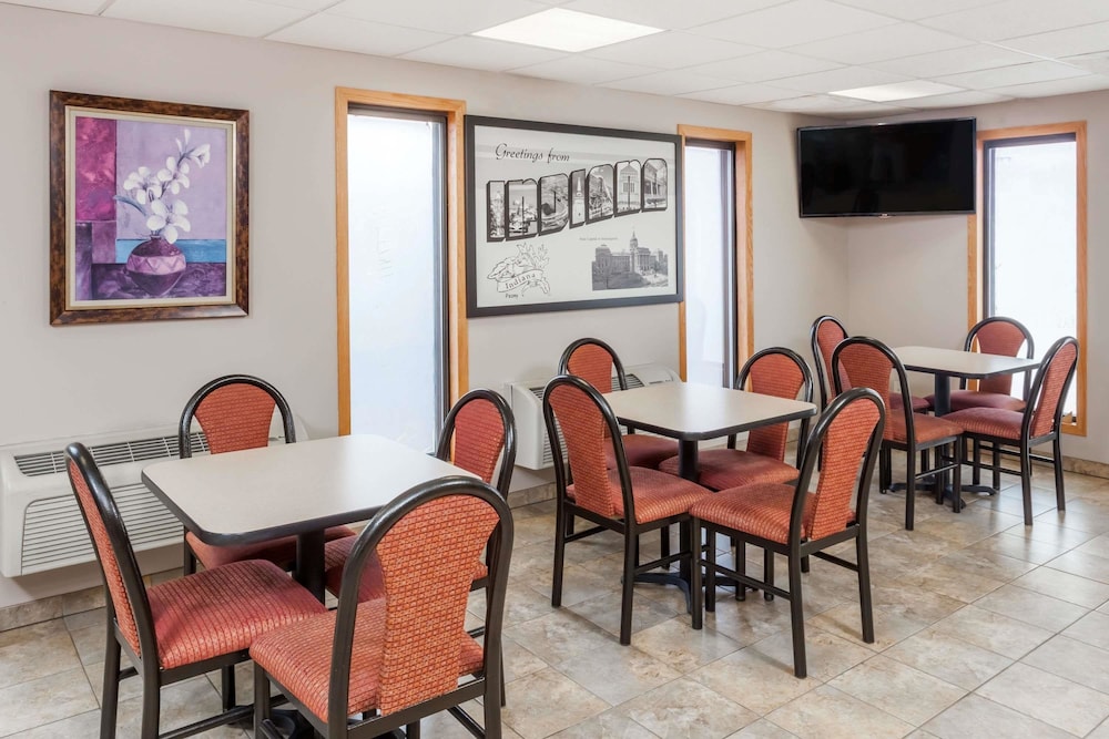 Super 8 By Wyndham Michigan City 23/27